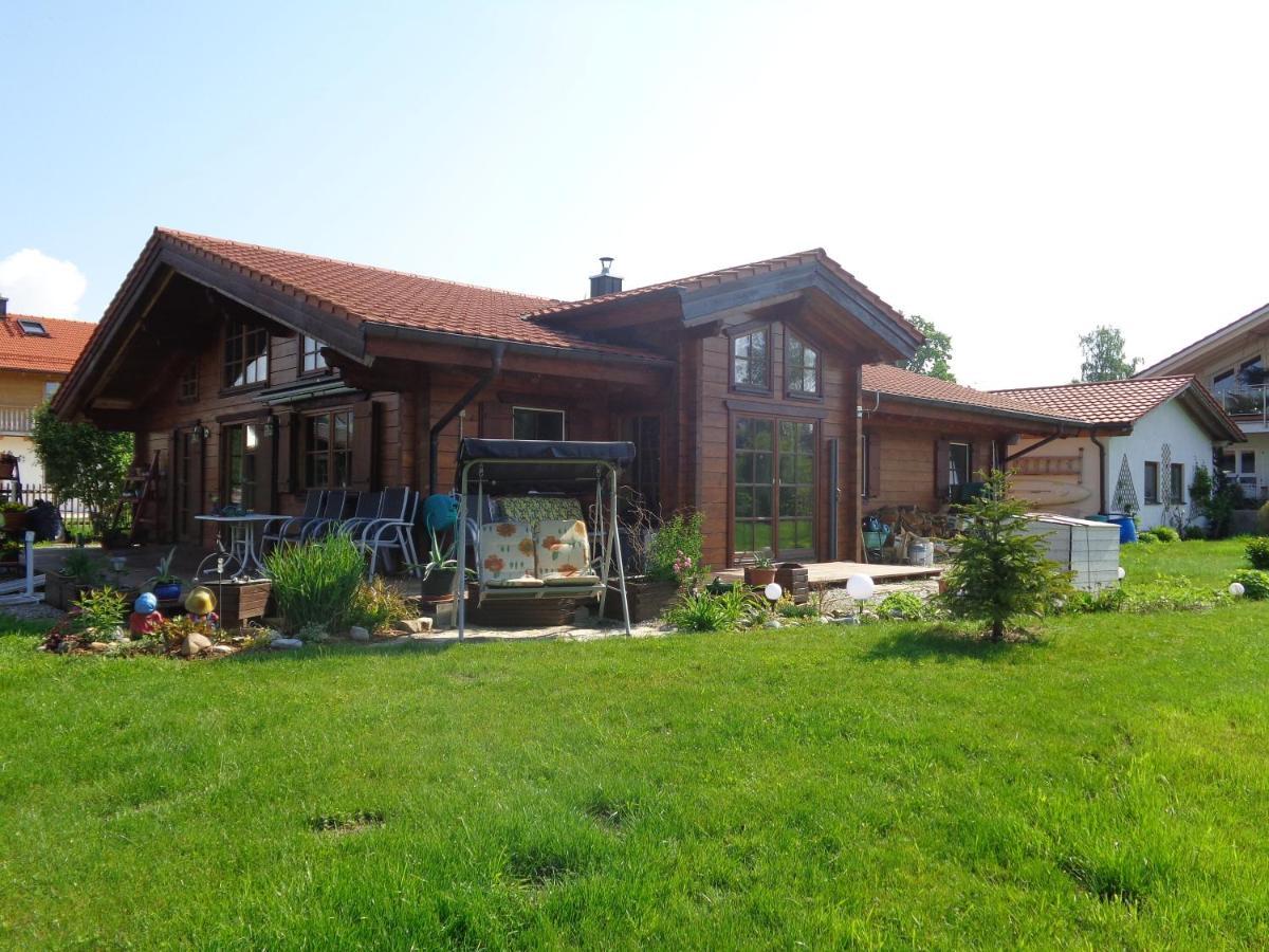 Barrierefreies Zimmer Im Blockhaus Mit Sauna Am See Soyen Exterior photo